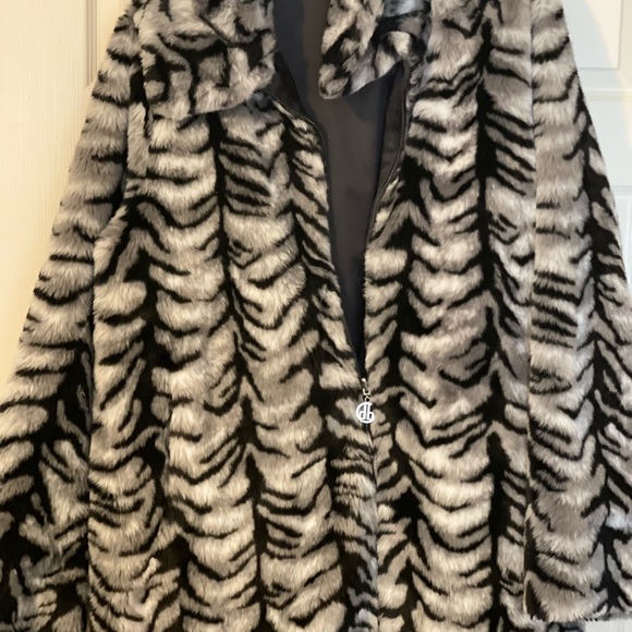Faux Fur Women Coat size 2xl - Picture 7 of 8